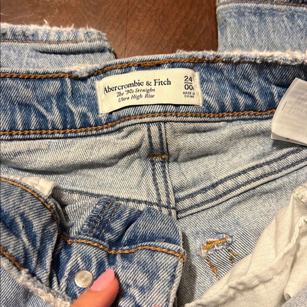 Abercrombie & Fitch Jeans
The 90’s straight Ultra High Rise
SIZE 24 00R - Picture 2 of 8